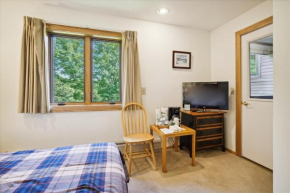 Hotel unit only Queen bed-full bathroom, Sleeps 2 Highridge J5A